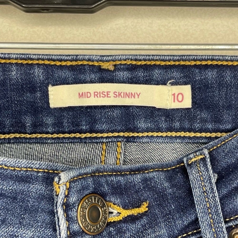 Women’s Levi Jeans - Picture 2 of 5